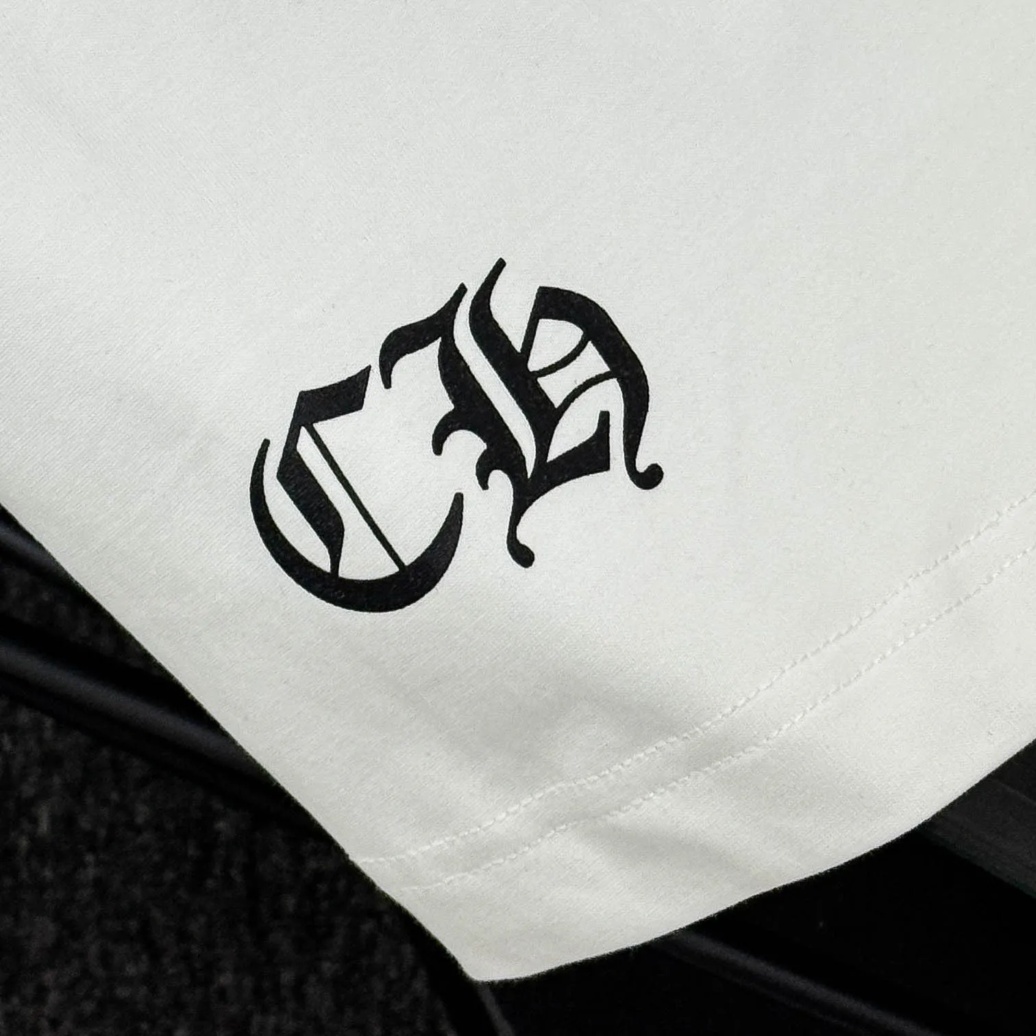 P170 Chrome Hearts 25 high-end versions. The fabric is made of 300 grams of high-density pure cotton. It does not deform or shrink. It has three labels. It is the same style for men and women. Technology: suede foaming + digital printing. Color: white, black. SIZE: S-XL.